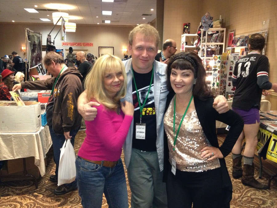 The real (?!) Charlie's Angels: Kelli Maroney, Big Gay Horror Fan and Brinke Stevens being outwitted by a guy in short-shorts - AGAIN!